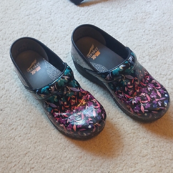 Dansko Shoes - Dansko XP 2.0 Closed-Back Clog With Multi-color Floral Design Womens 37